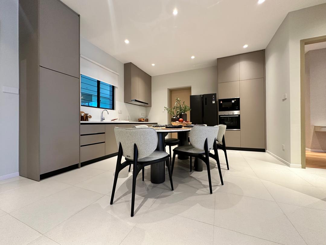Waterstone showroom kitchen and dining area